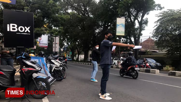 Bertahan dalam Penutupan Mal, Toko HP di Malang Terpaksa Gelar Lapak Pinggir Jalan