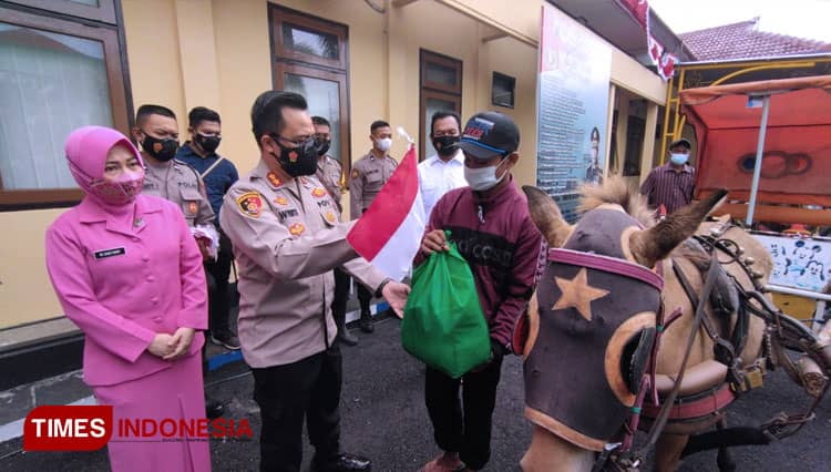 Komunitas Dokar Pacitan Terima Bendera dan Santunan dari Bhayangkari