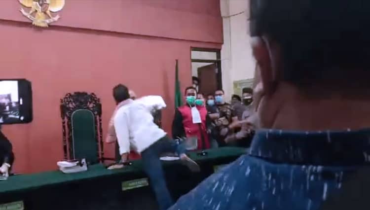 Dipidana 3 Tahun, Aktivis Anti Masker Nekat Tinju Hakim PN Banyuwangi