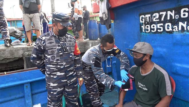 Lanal Cilacap Lakukan Vaksinasi pada Nelayan yang Baru Sandar
