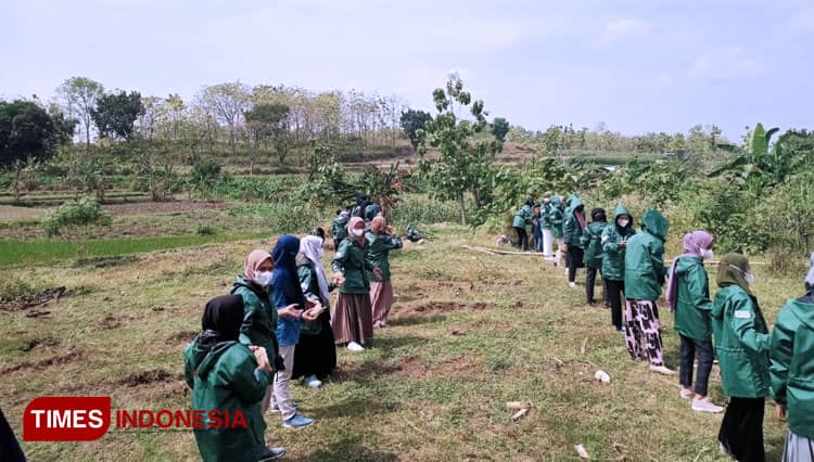 Bersama Masyarakat, KKN Merdeka Unisla Bangun Taman Wisata Airlangga