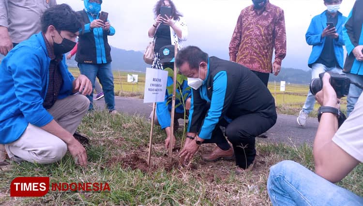 KKN Unwiku 51 Lakukan Reboisasi di Bedana Banjarnegara