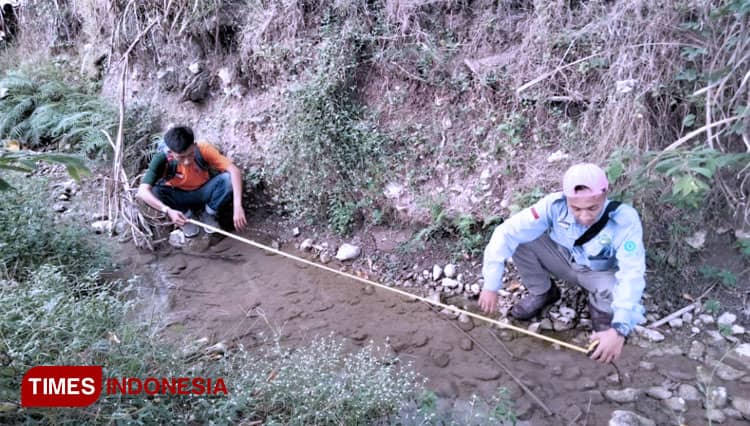 Mahasiswa Teknik Sipil Unisla Analisis Kebutuhan Air Desa Pataan