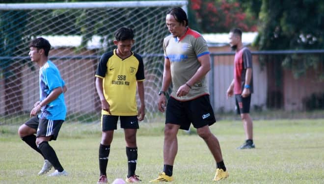 Meski Tak Bisa Manfaatkan Stadion, PSID Jombang Gelar Latihan di Lapangan Kampung
