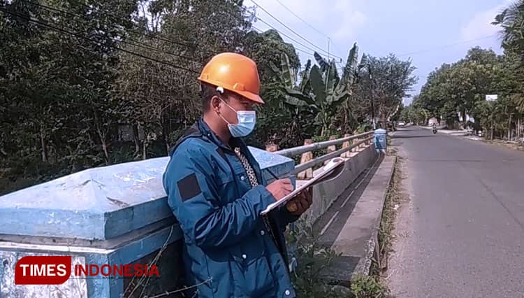 Mahasiswa MBKM Teknik Sipil Unisla Teliti Kondisi Jembatan