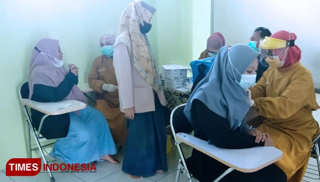 Menuju Indonesia Herd Immunity, Mahasantri MAT Pacitan Divaksin, Mudir: Belajar Jadi Tenang