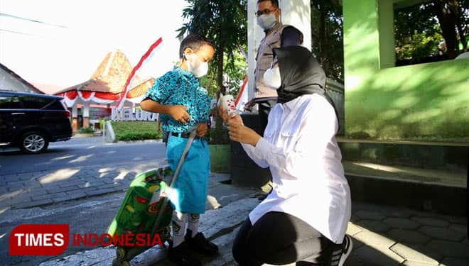 Girangnya Siswa SD di Banyuwangi Disambut Bupati di Gerbang Sekolah