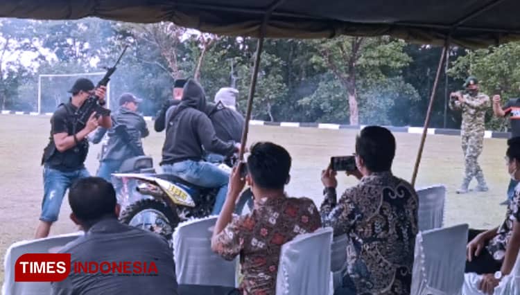 Simulasi Penanganan Teroris Warnai Sertijab Danyon 323 Buaya Putih