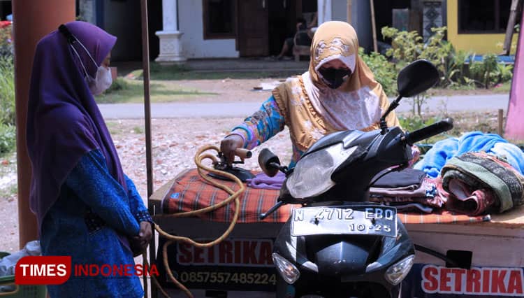 Kreatif Saat Pandemi, Ibu di Kabupaten Malang Ini Kembangkan Usaha Setrika Keliling