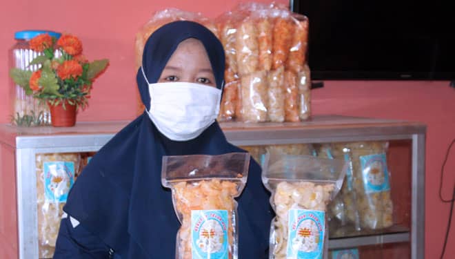 Inovasi Kuliner, Pengusaha di Brebes Ini Produksi Kerupuk Telur Asin