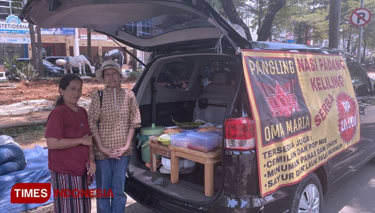 Kesulitan Sewa Tempat, Oma Maria Semangat Berjualan Nasi Padang Keliling