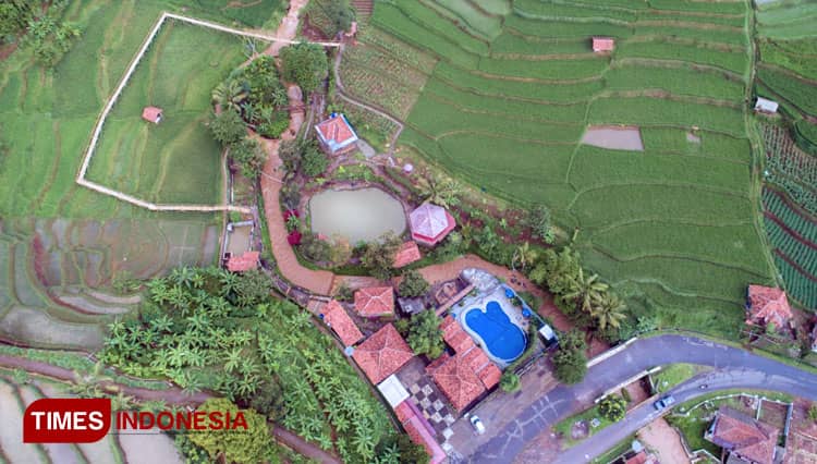 Rumah Makan Batu Alam Rancakalong Sajikan Kuliner Pilihan dan Wisata Keluarga