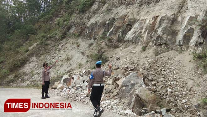 Tebing Batu Cadas Desa Plumbon Kebumen Ancam Pengguna Jalan