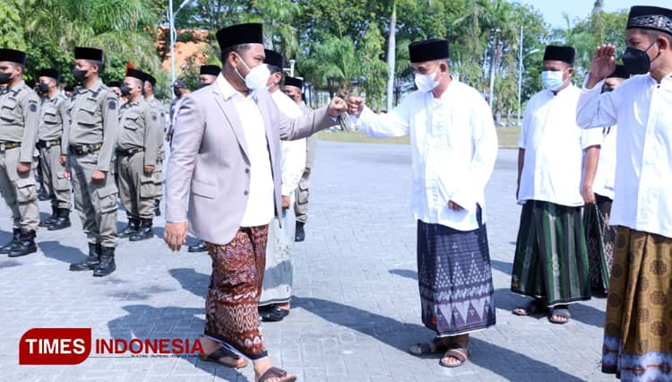 Meriahnya Hari Santri di Gresik, Upacara Pakai Sarung Hingga Ziarah Makam Kiai
