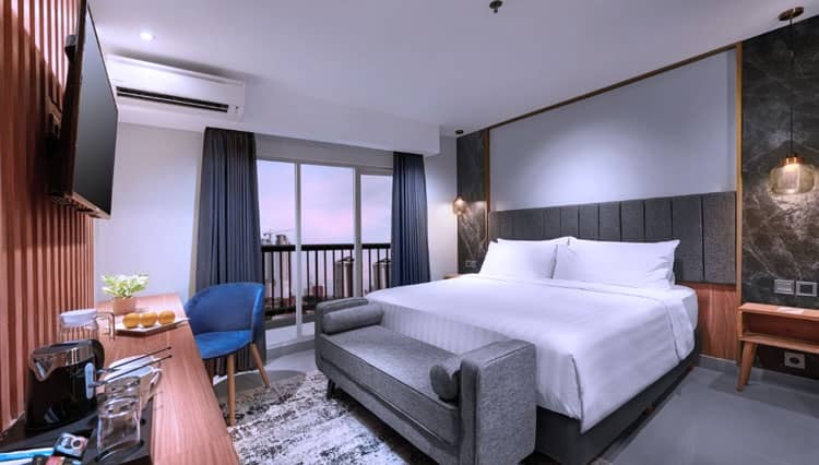 Fasilitas Canggih Aston Inn Jemursari, Tamu Ditemani Robot Pelayan dari Google