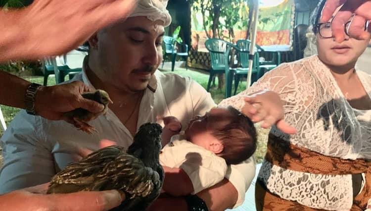 Umat Hindu Bali di Sydney Gelar Upacara Pecolongan untuk Bersihkan Bayi