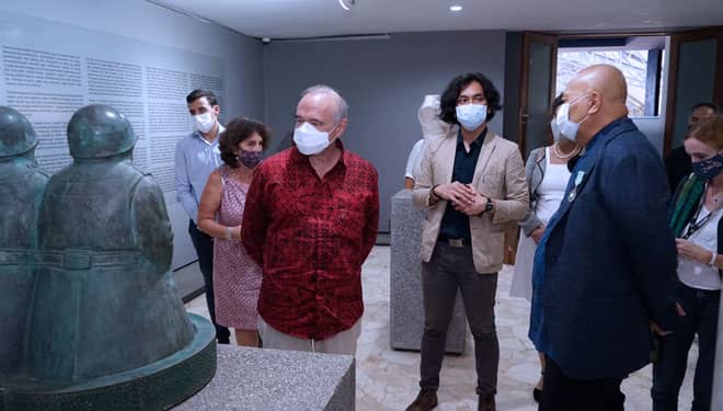Nyoman Nuarta Raih Penghargaan Ksatria Seni dari Perancis