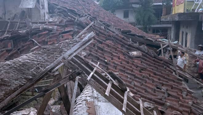 Sebuah Rumah di Malang Tiba-Tiba Roboh, Satu Penghuni Terjebak