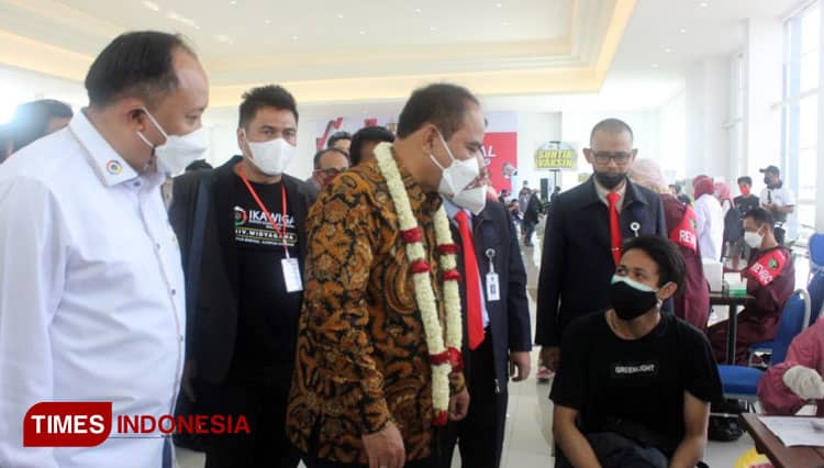 Wamendes PDTT Budi Arie Setiadi Hadir pada Vaksinasi Projo Sekaligus Resmikan Gedung IKAWIGA