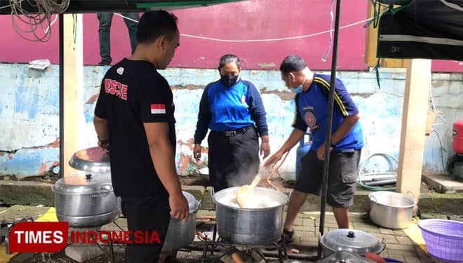 Sentra Dapur Umum Bagi Korban Banjir Kota Malang Siapkan 1500 Porsi Per Hari