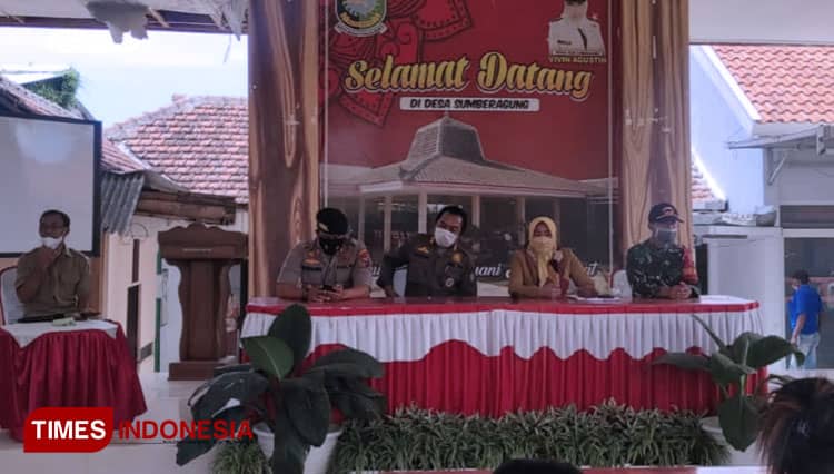 Kades Sumberagung Banyuwangi Digerudug Puluhan Warga