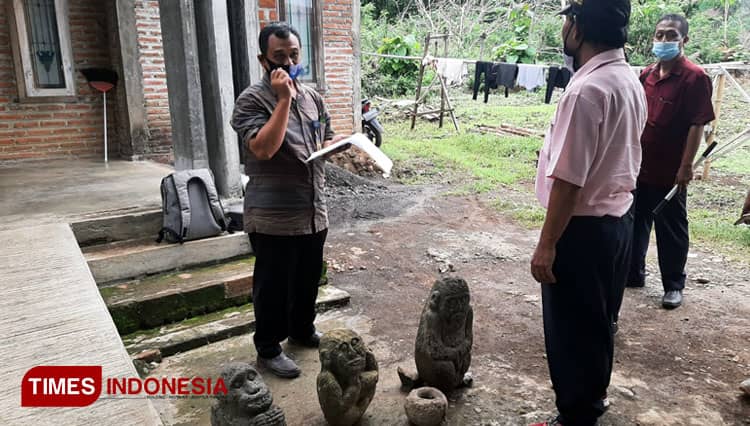 Tiga Arca Kuno Temuan Warga Kaliacar akan Diambilalih Disporaparbud Probolinggo