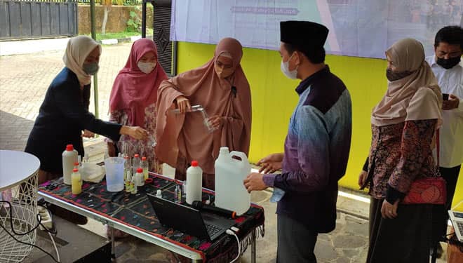 Tim UIN Maliki Malang Mengabdi Gelar Pelatihan Pembuatan Hand Sanitizer Berbahan Alami