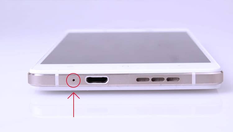 Ternyata Ini Fungsi Lubang Kecil di HP