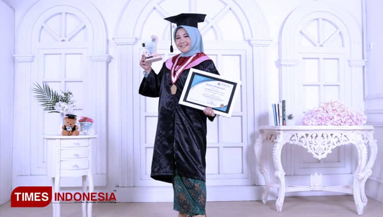 Sella Miftaherlis Syahputri Menjadi Lulusan Terbaik Unipdu Jombang