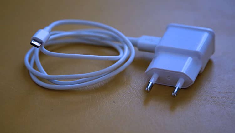 Ketahui Penyebab dan Cara Mengatasi Colokan Charger Bengkok