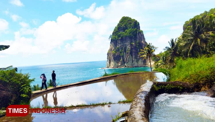 Panorama Unik Pantai Pangasan Pacitan Bikin Betah Wisatawan Milenial