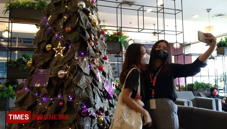 Quest Hotel Darmo Surabaya Decorates Their Lounge with Exotic Christmas Tree of Teak Leaves
