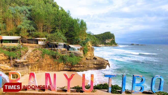 Telusuri Keunikan Air Terjun di Pantai Banyu Tibo Pacitan