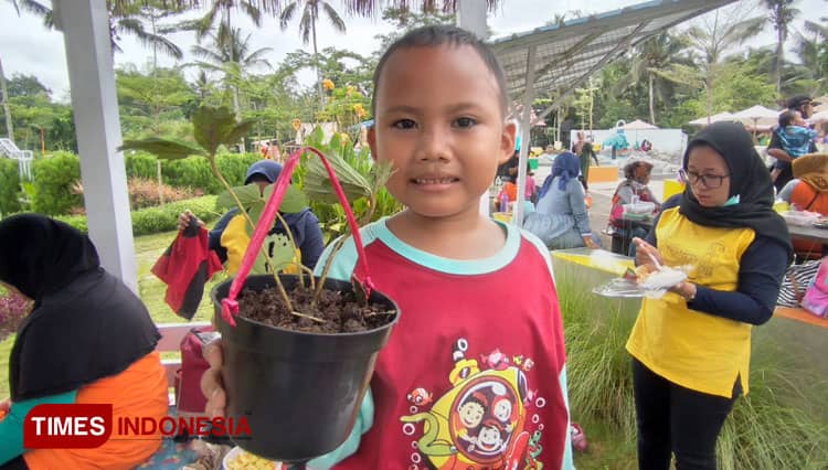 Serunya Siswa TK Aisyiyah 2 Banyuwangi Belajar Langsung Menanam Stroberi