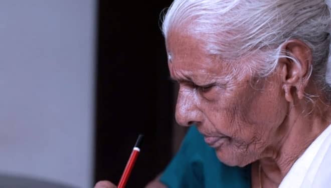 Inspiratif, Nenek 104 Tahun di India Bersekolah untuk Belajar Membaca dan Menulis