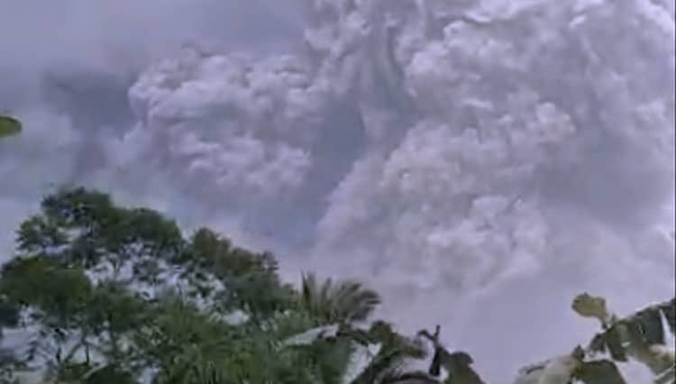 Gunung Semeru Erupsi Jembatan Gladak Perak Putus, Arus Lalu Lintas Dialihkan