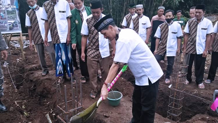 Warga Desa Cikembulan Banyumas Gotong Royong Bangun Pondok Pesantren dan MTs