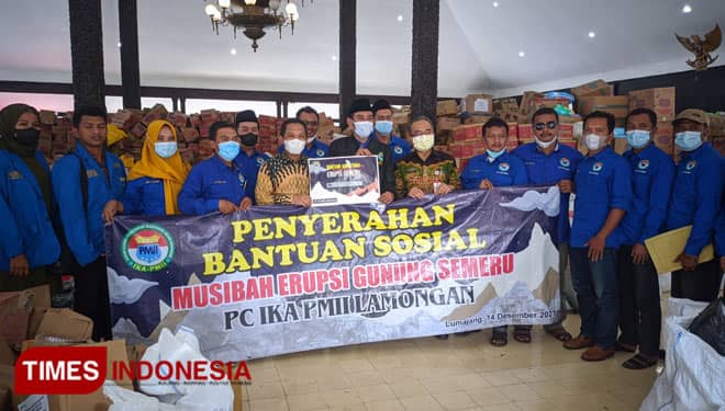 IKA PMII Lamongan Serahkan Bantuan Uang Tunai untuk Korban Erupsi Semeru