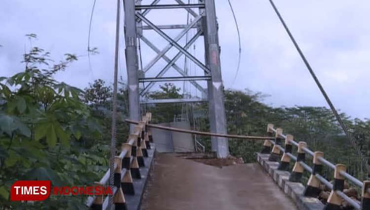 Pondasi Tergerus Air, Penyebab Putusnya Jembatan Gantung di Wiyoro Pacitan