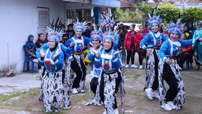Seru dan Lucu, Ibu-ibu di Jombang Ikuti Lomba Senam dengan Pakaian Unik