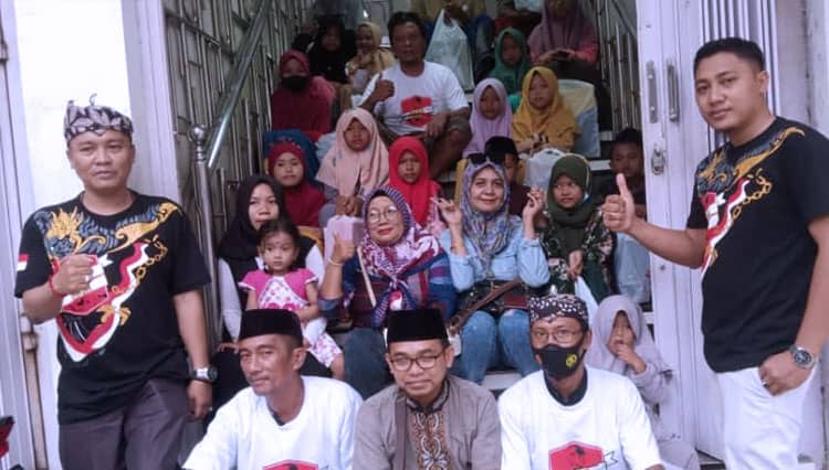 DPC Bara Nusa Pamekasan Berbagi Bantuan Sepatu dan Alat Sekolah