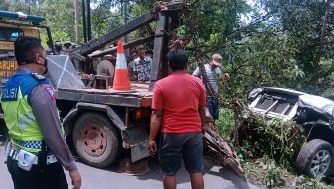 Diduga Sopir Mengantuk, Mobil Xenia Terperosok di Jalur Leter S Kalibakung Tegal