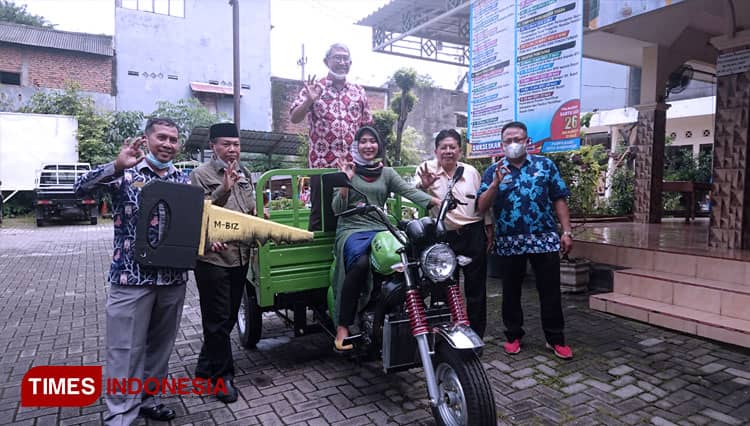 Usai Viral, Pengangkut Sampah Cantik di Gresik Dapat Bantuan Motor Dorkas
