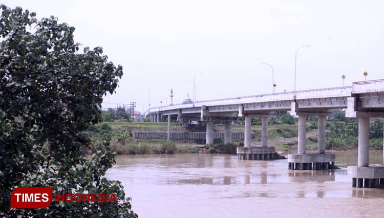 Warga Tak Sabar Ingin Melintas di Jembatan Ploso Baru