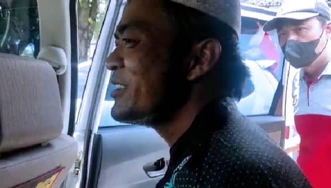 Ditangkap Polisi, Pelaku Percobaan Pembunuhan Kiai di Banyuwangi Malah 'Cengegesan'
