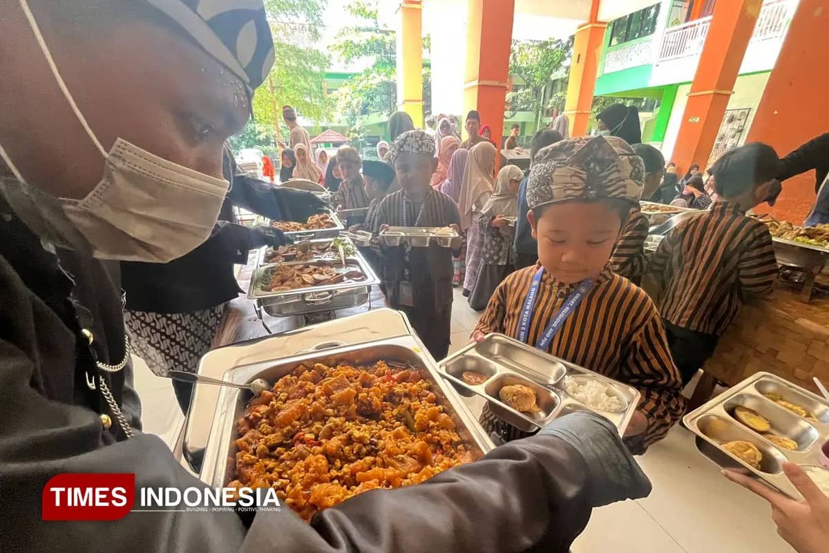 Uji Coba MBG Prasmanan Perdana di MIN 2 Kota Malang, 1.300 Siswa Ambil Makan Sendiri