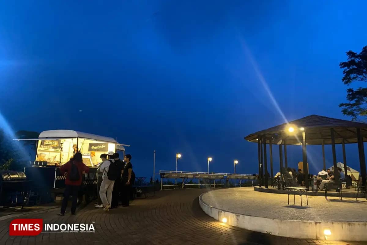 Burning Bar Batu, Kafe Outdoor dengan Panorama Gunung Banyak dan Sunset Memikat