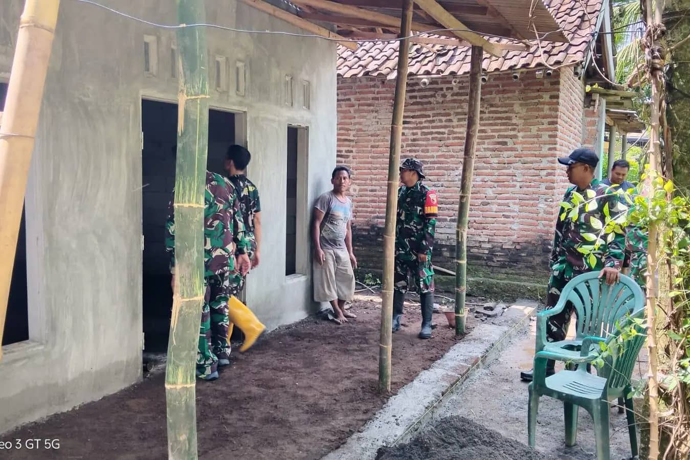 Gotong Royong Satgas TMMD 128 Pacu Rehab Rumah Bu Rikso di Brabe hingga 80 Persen