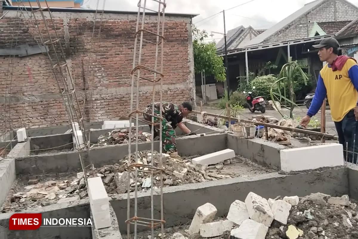 TMMD 128 Gresik Bangun RTLH Ibu Cendani, Wujudkan Hunian Layak bagi Warga Desa Slempit