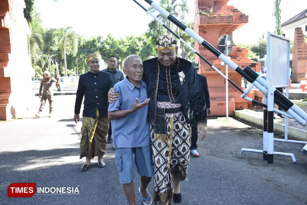 Tak Lupa Jasa Guru, Bupati Situbondo Mas Rio Temui Pak Sardiran di Hari Pendidikan 2026